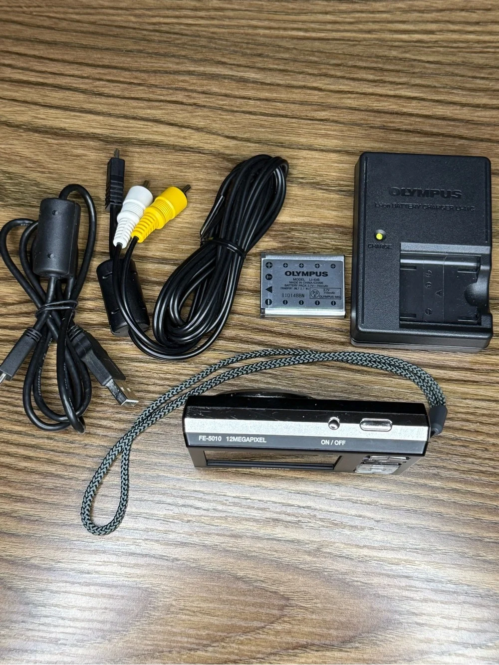 Olympus FE-5010 12mp 5x Zoom Digital Camera Orig Battery/Charger/Cords—Black